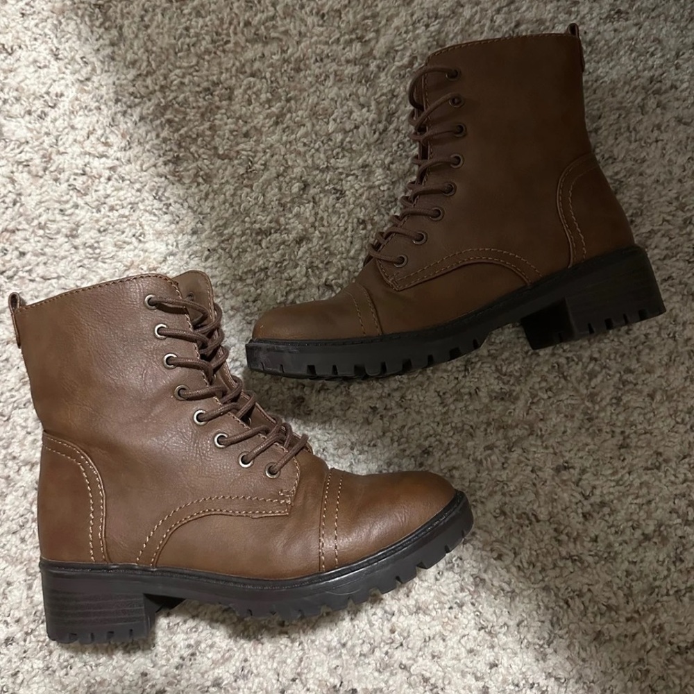 SOLD❌ women’s size 6 brown boots / laced combat boots